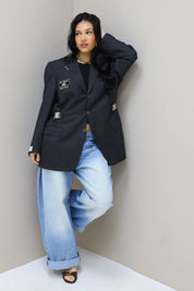 volledige staande pose met vintage krijtstreep blazer