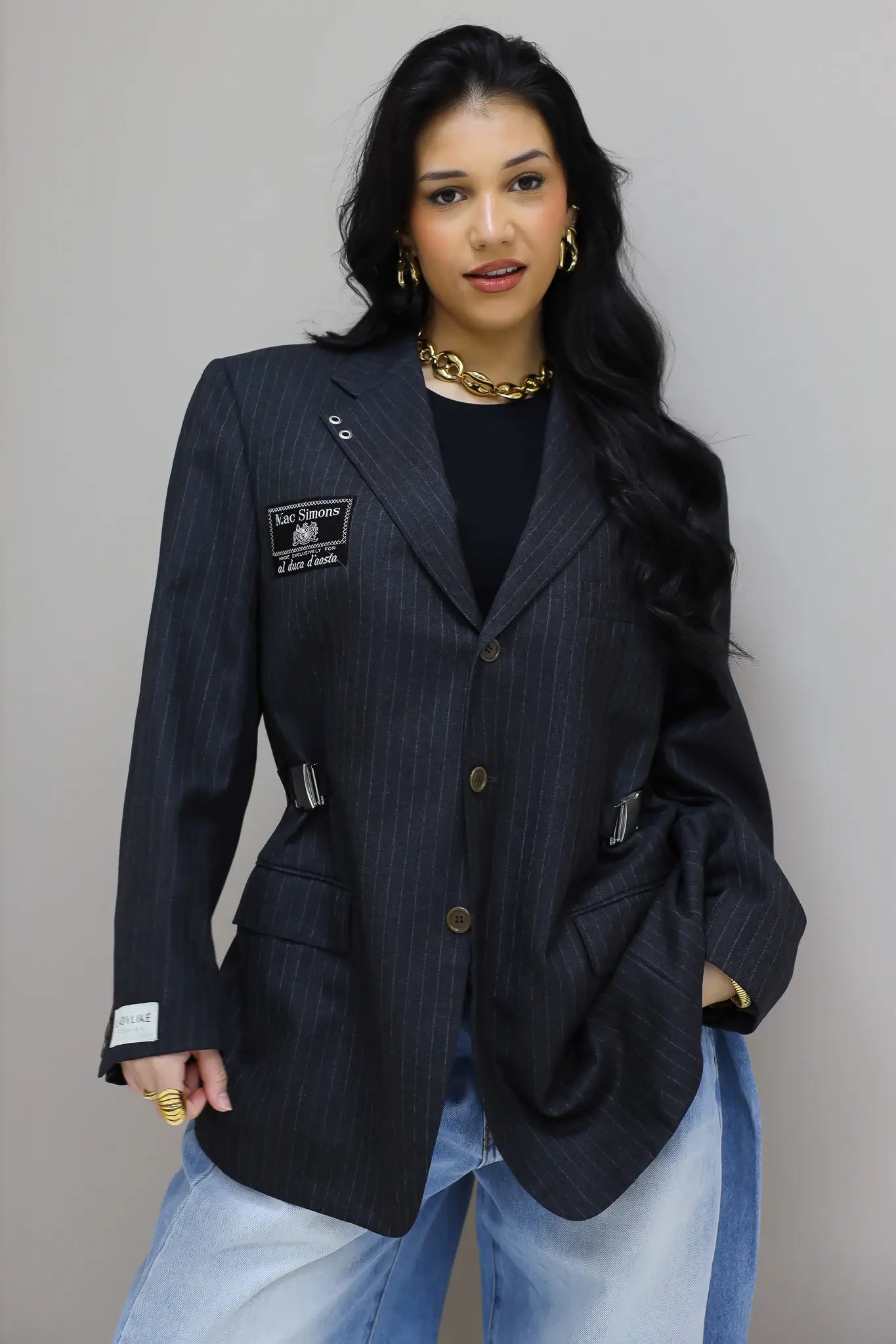 schuine zittende pose met reworked blazer