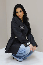 schuin zittende pose met atelier series blazer grijs