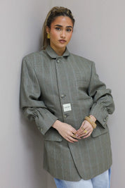 Grijze reworked blazer oversized gedragen recht van voren