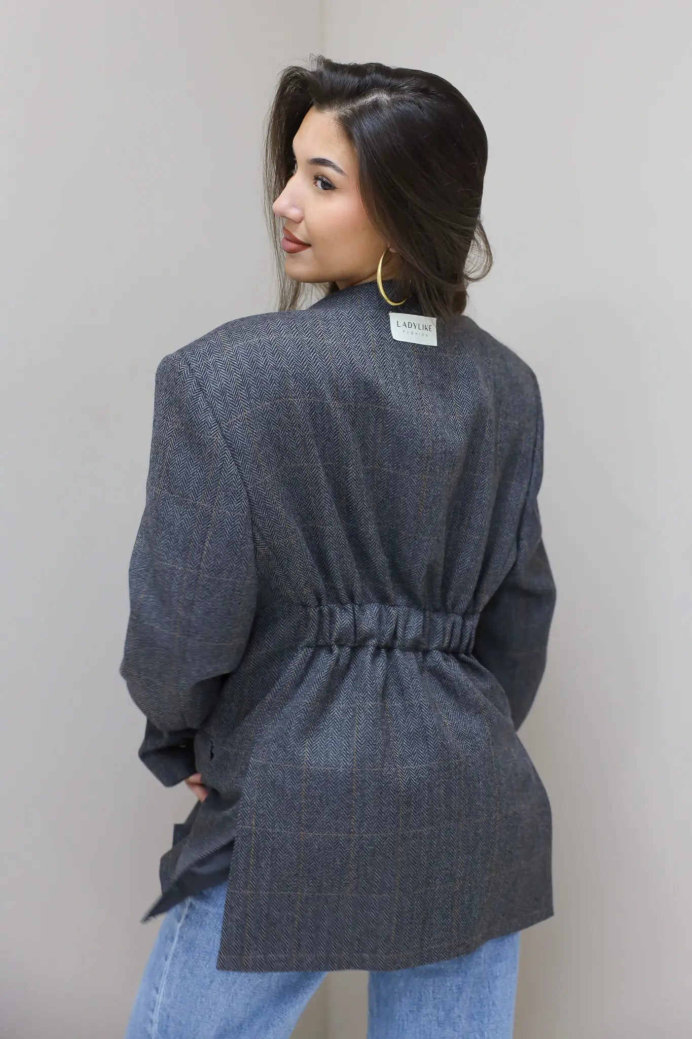 Detail van achterkant grijze vintage heren blazer