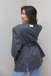 Achterkant van grijze merino wol blazer met lange lengte