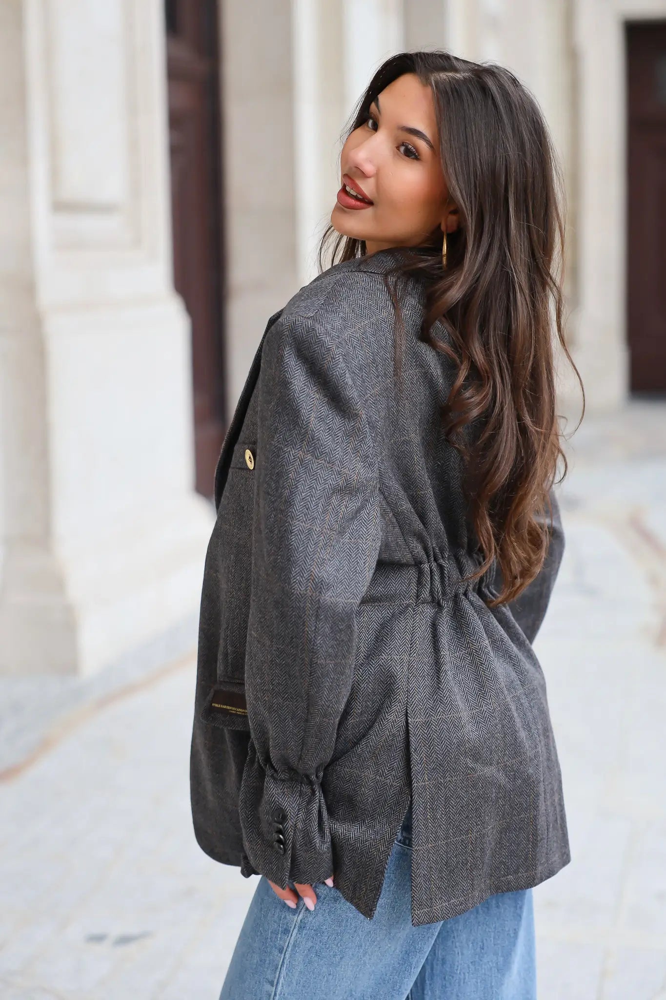 Achterkant van grijze vintage heren blazer met rechte schouders