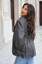 Achterkant van grijze vintage heren blazer met rechte schouders