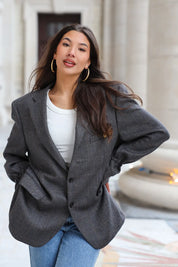 Grijze merino wol blazer in beweging gefotografeerd