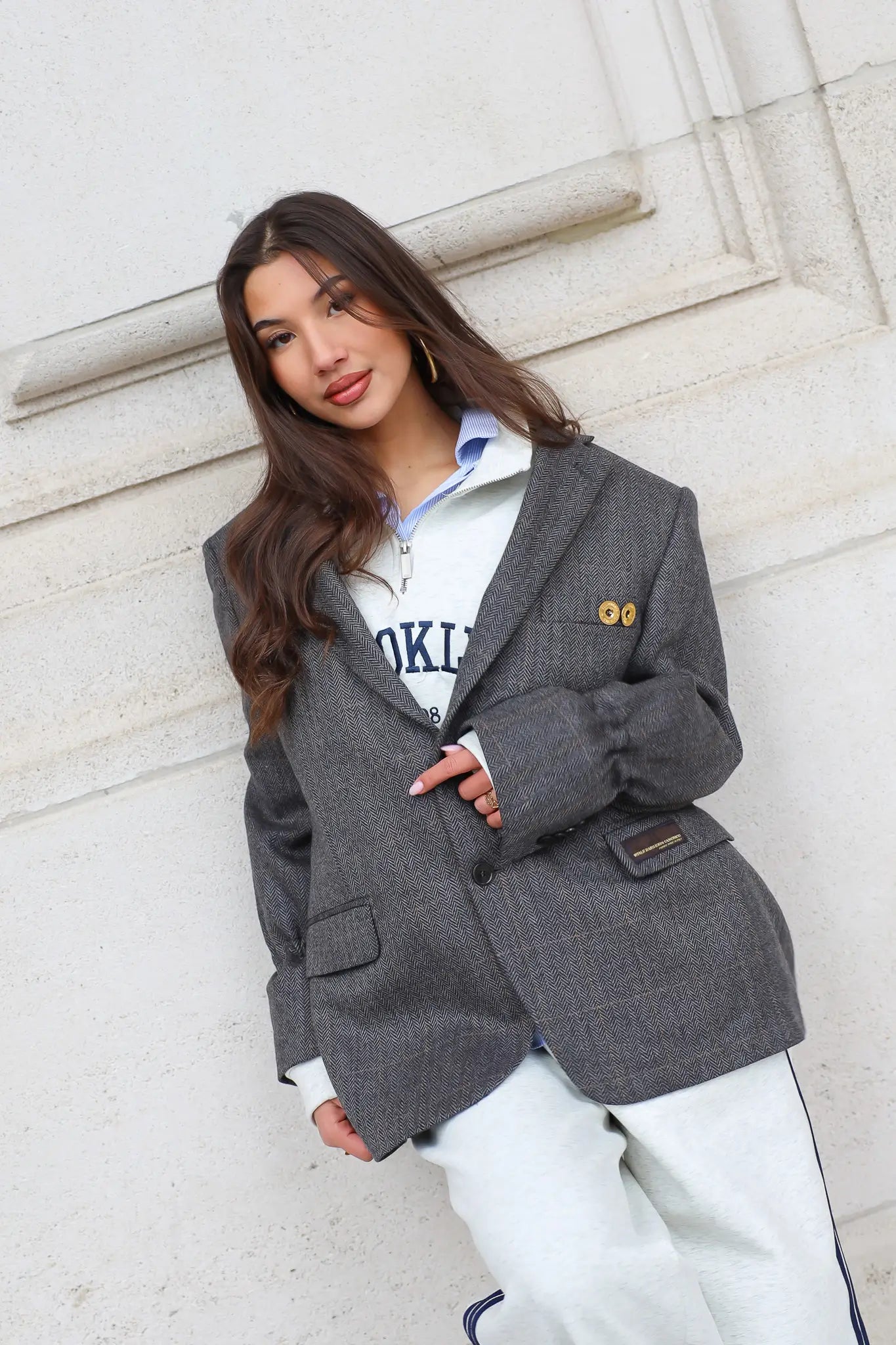 Grijze oversized blazer gecombineerd met lichte broek
