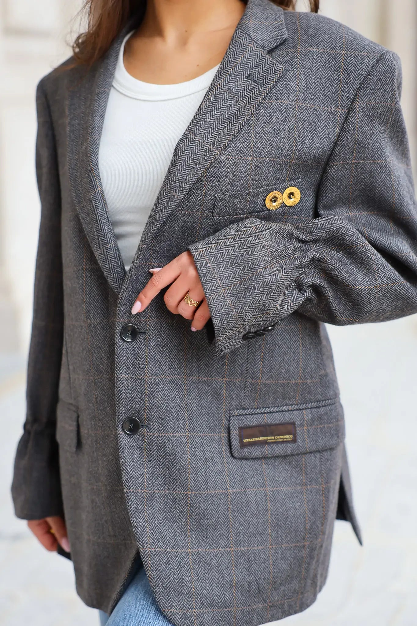 Close-up van stof en structuur van grijze merino blazer