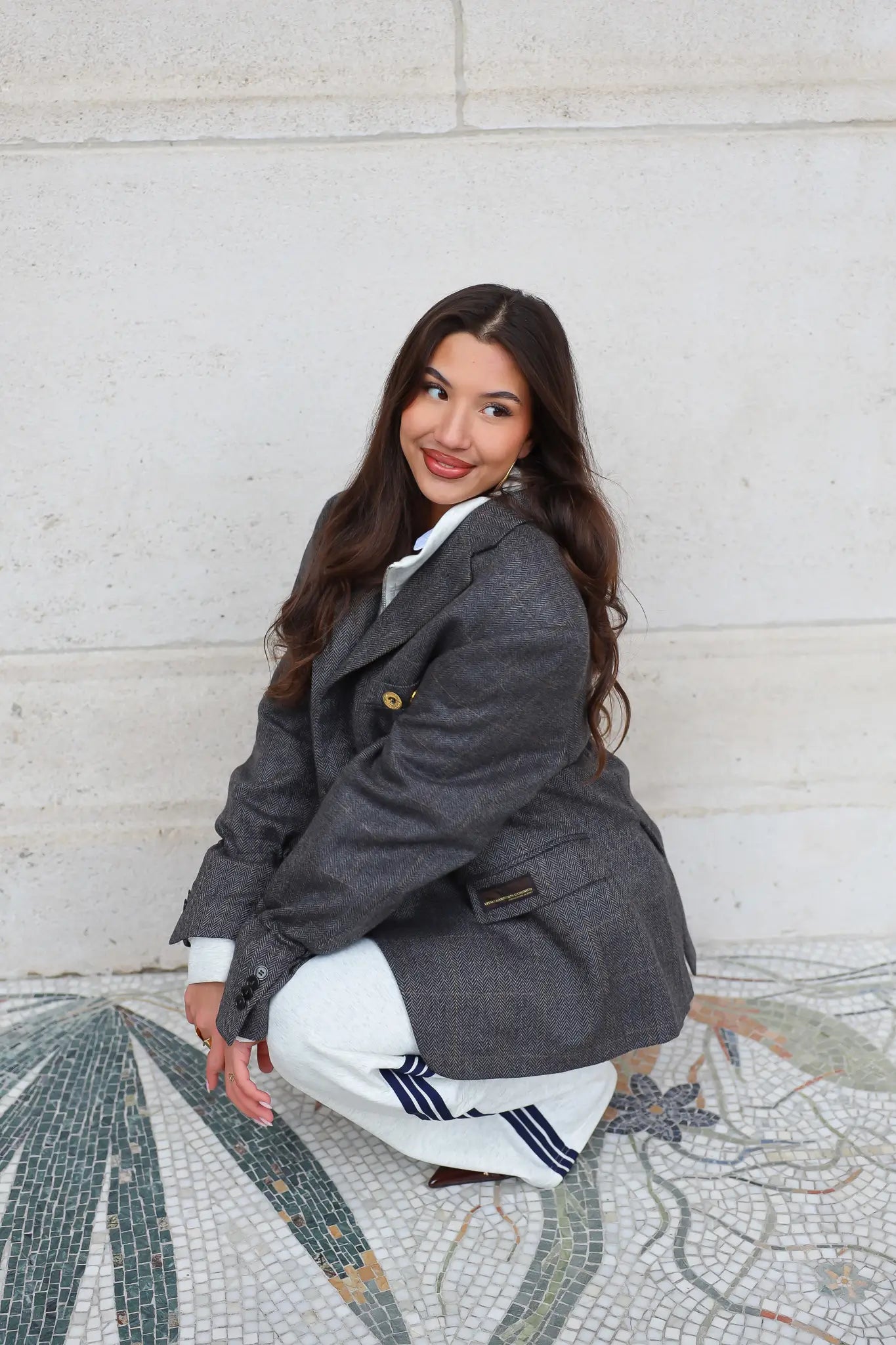 Detail van grijze merino wol blazer met knoopsluiting