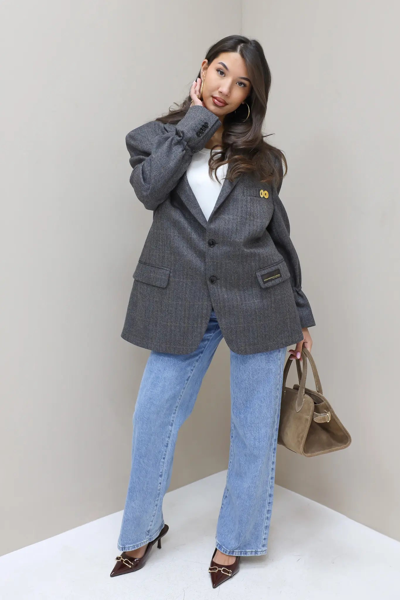 Grijze vintage heren blazer gecombineerd met jeans