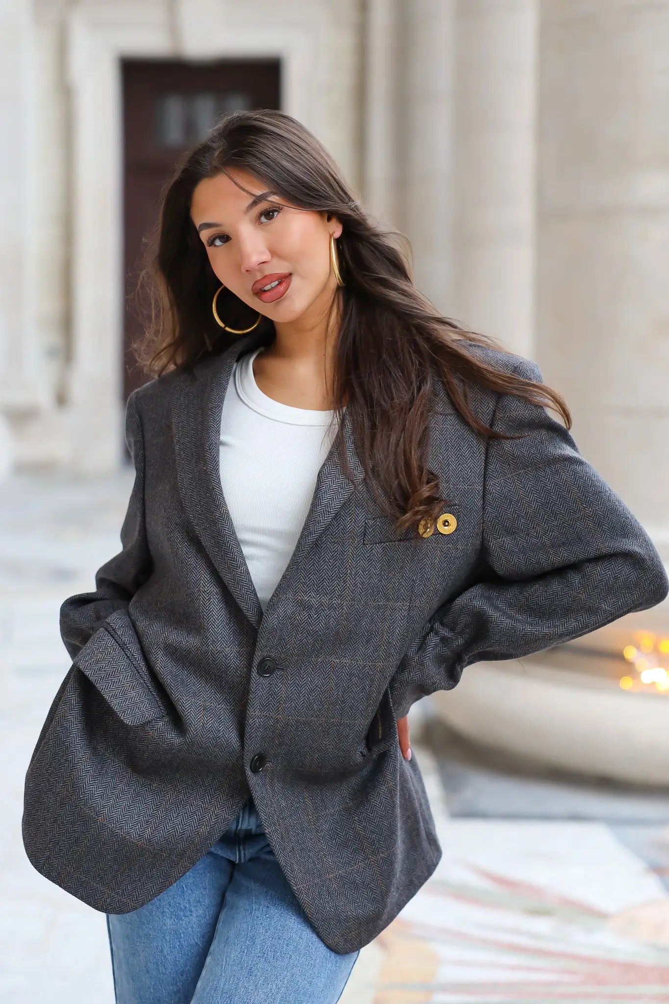 Grijze vintage heren blazer gedragen tegen gevel