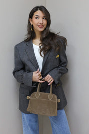 Oversized grijze blazer dames gecombineerd met handtas