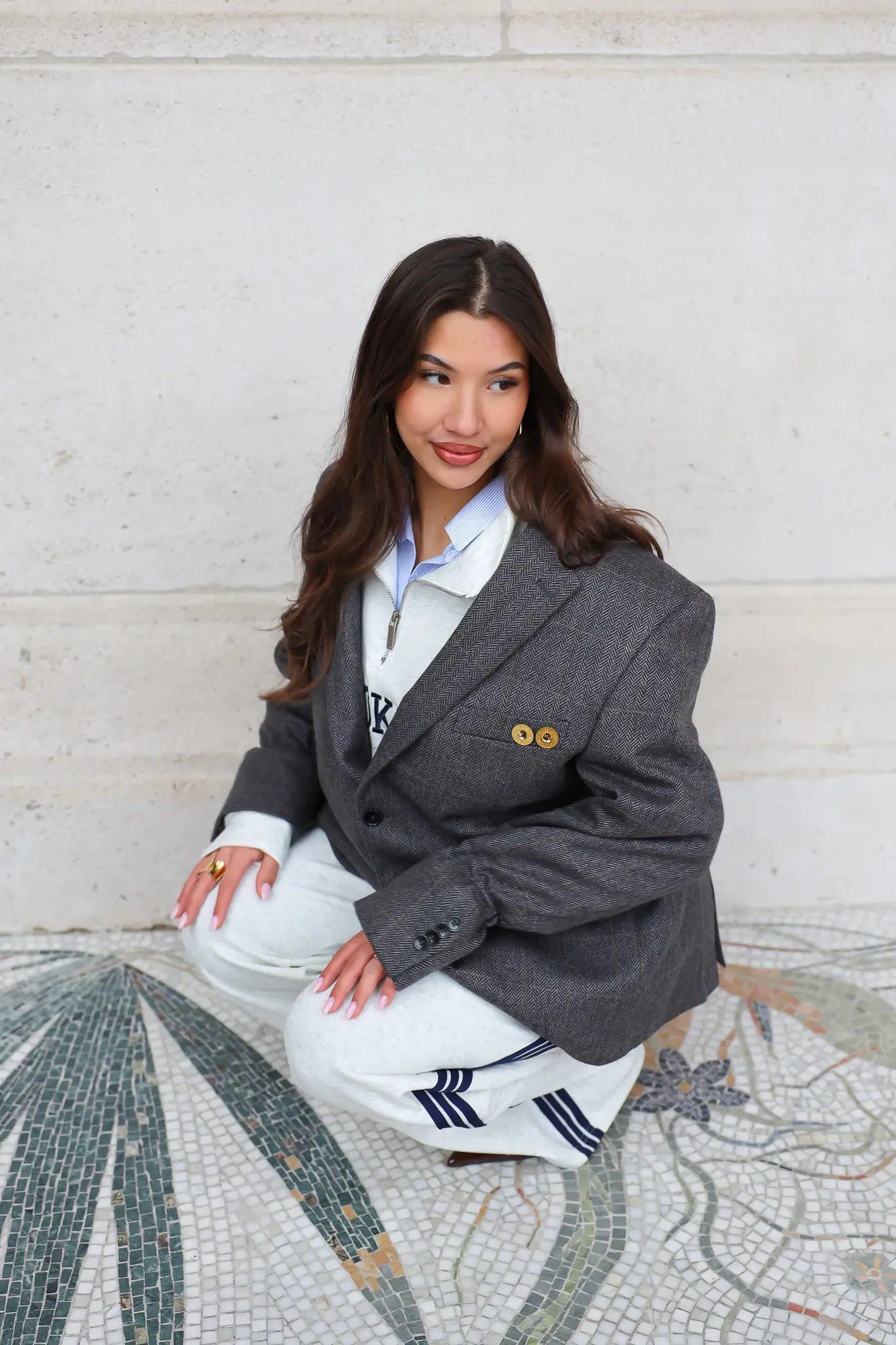 Grijze oversized blazer dames zittend met rechte fit