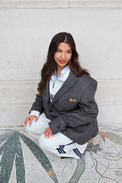 Grijze oversized blazer dames zittend met rechte fit