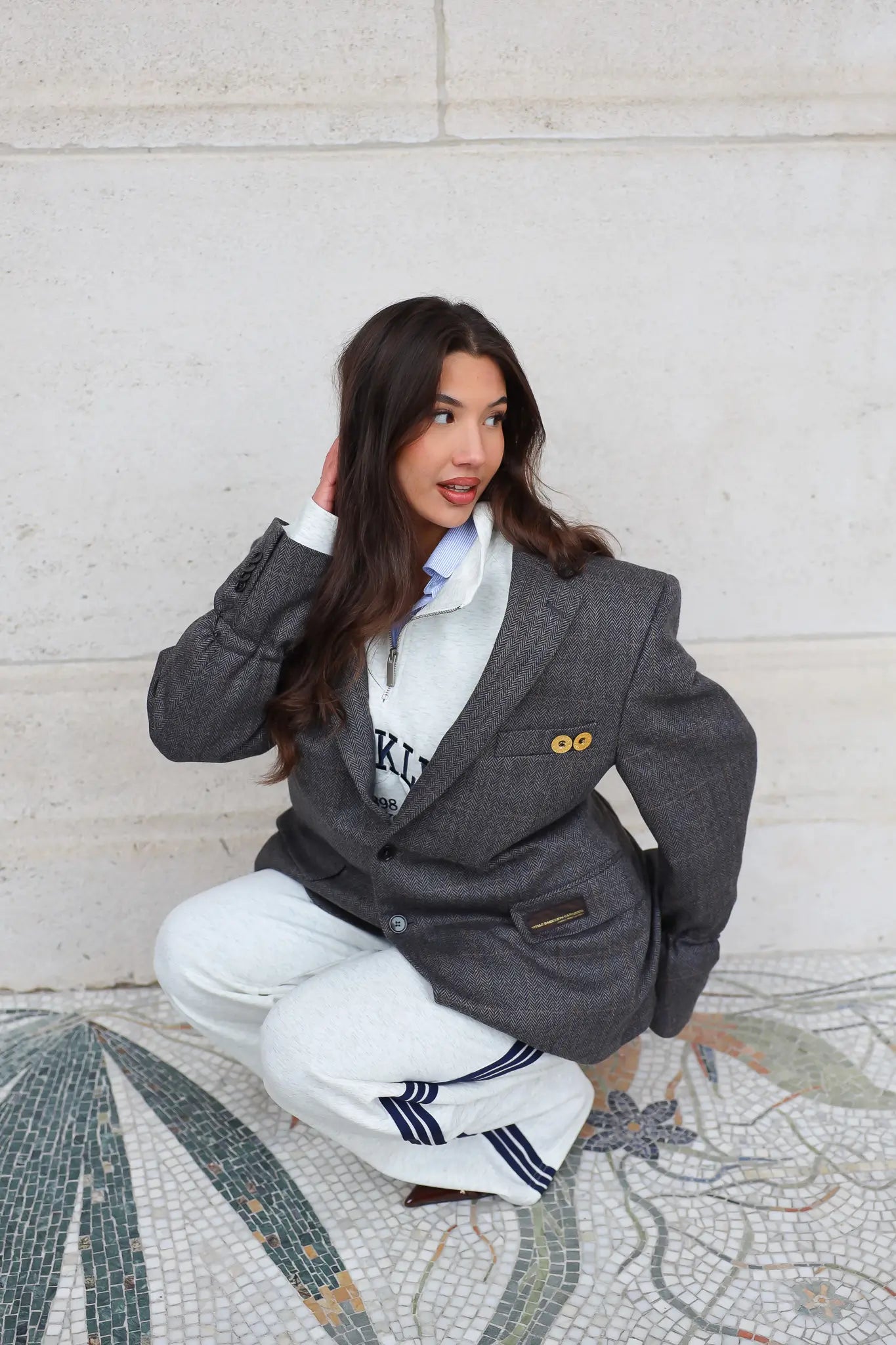 Oversized grijze blazer dames zittend gefotografeerd