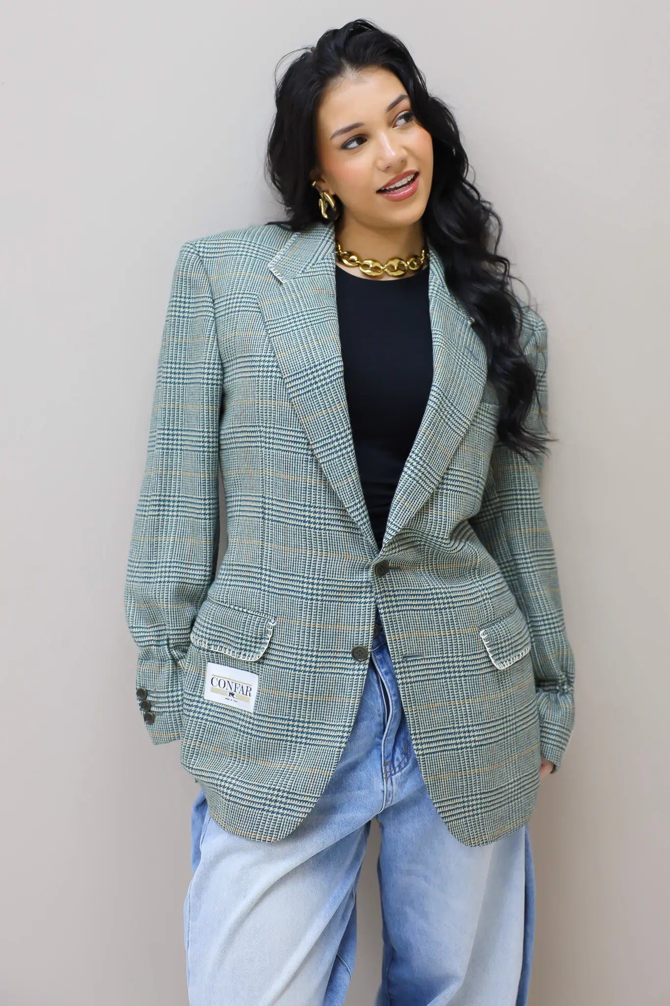 model poseert met groene reworked blazer
