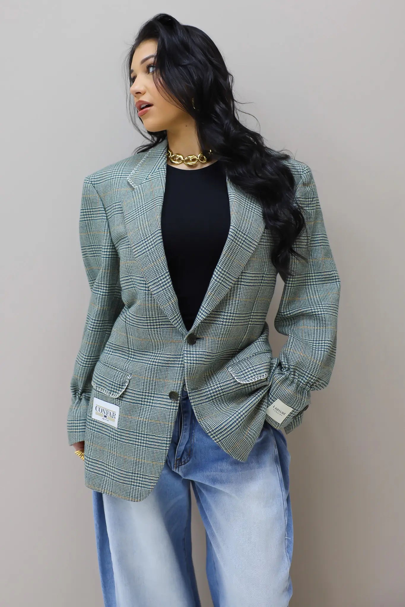 rechte pose met groene oversized blazer