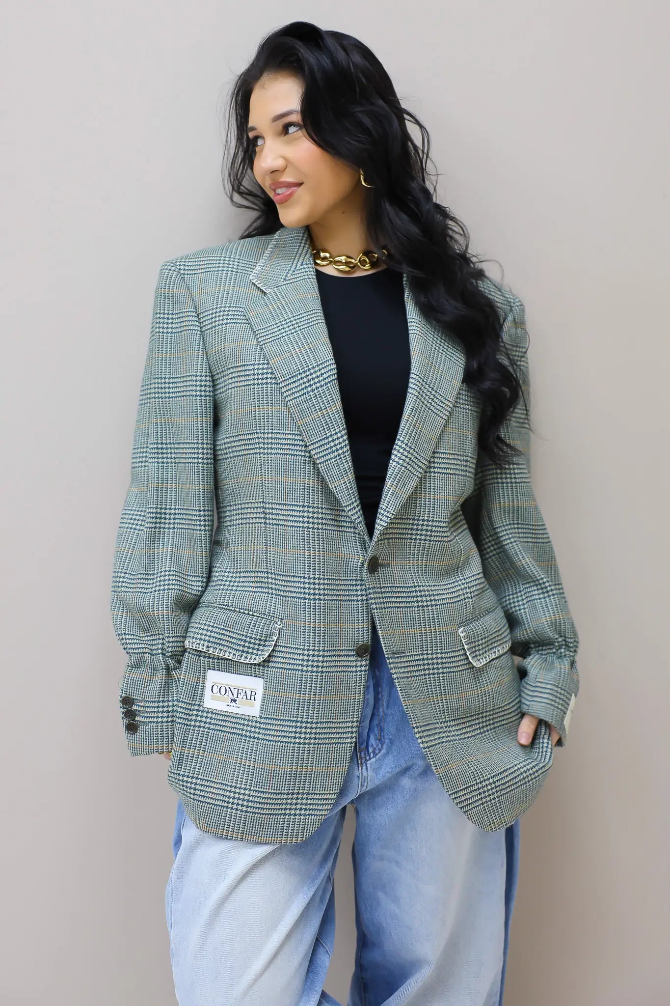 groene blazer gecombineerd met wijde jeans