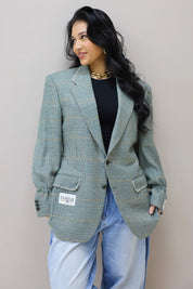 groene blazer gecombineerd met wijde jeans