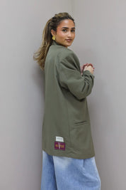 Model poseert van achteren in groene Atelier Series blazer