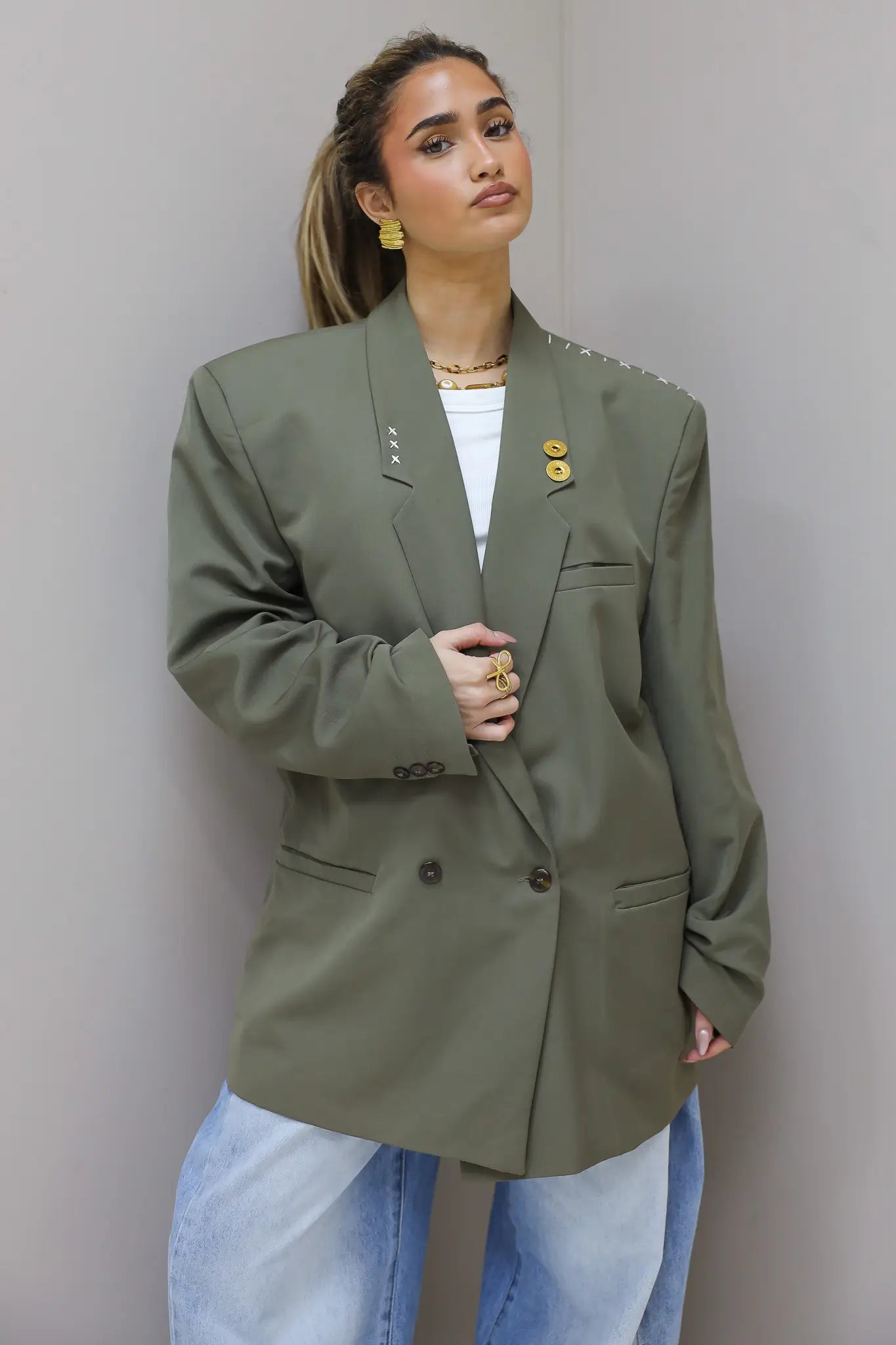 Voorkant van groene reworked blazer met dubbele knopenrij