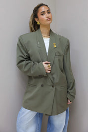 Voorkant van groene reworked blazer met dubbele knopenrij