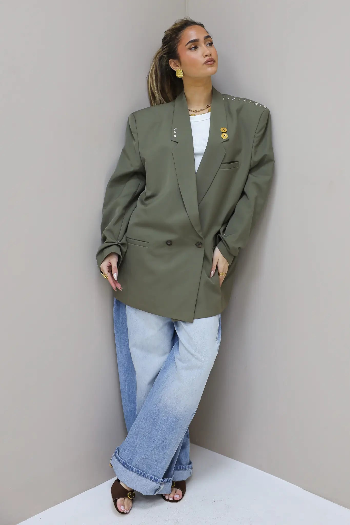 Model draagt oversized Atelier Series reworked blazer in groen met wijde jeans