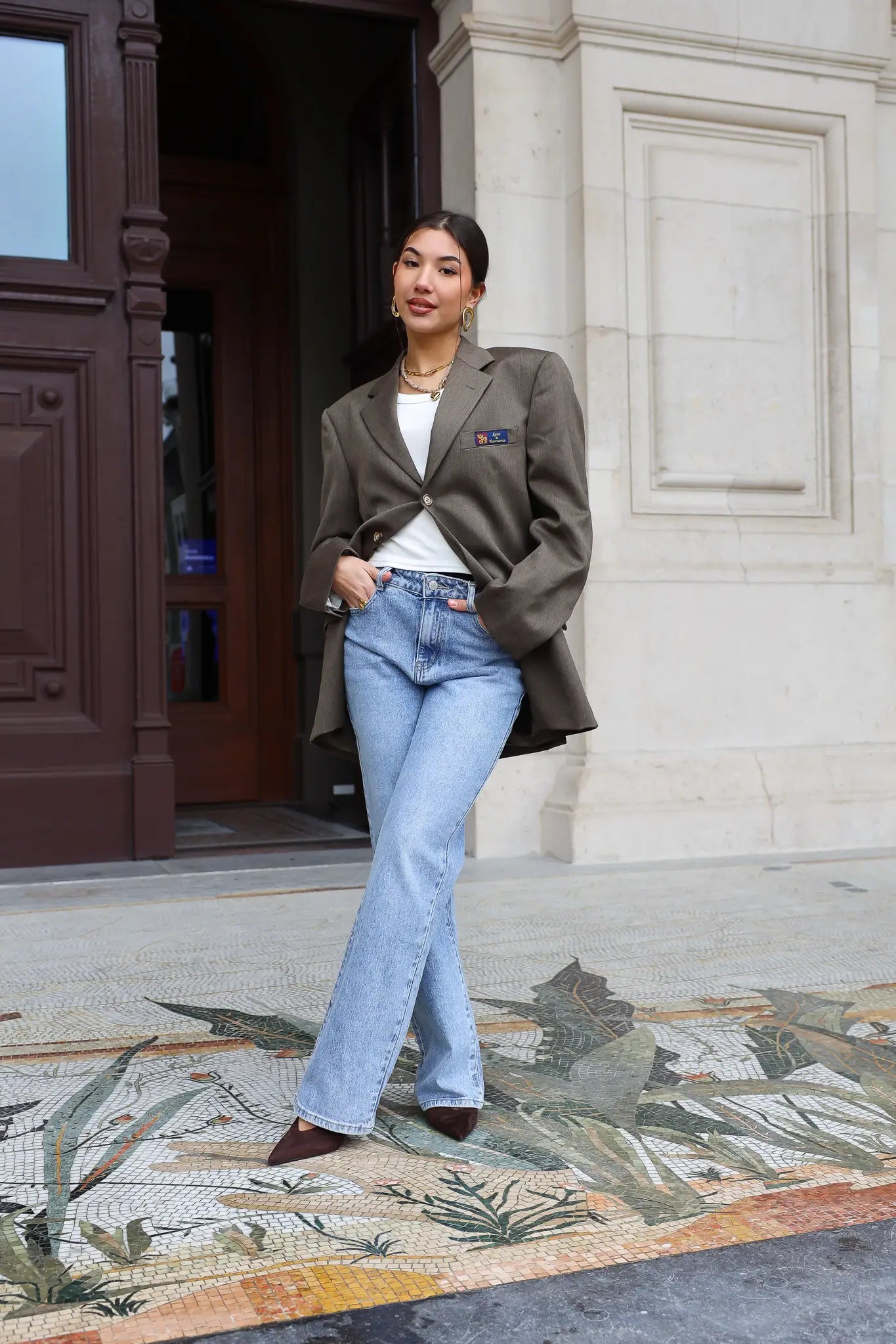 Oversized khaki blazer gecombineerd met lichtblauwe jeans