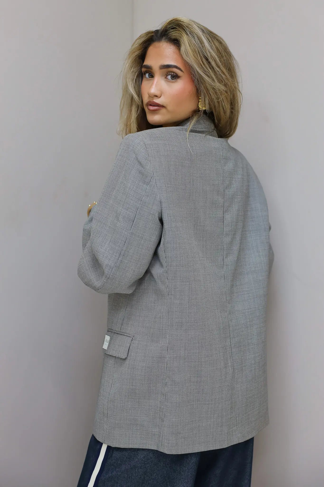 Achterkant van licht grijze lange blazer dames