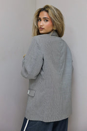 Achterkant van licht grijze lange blazer dames