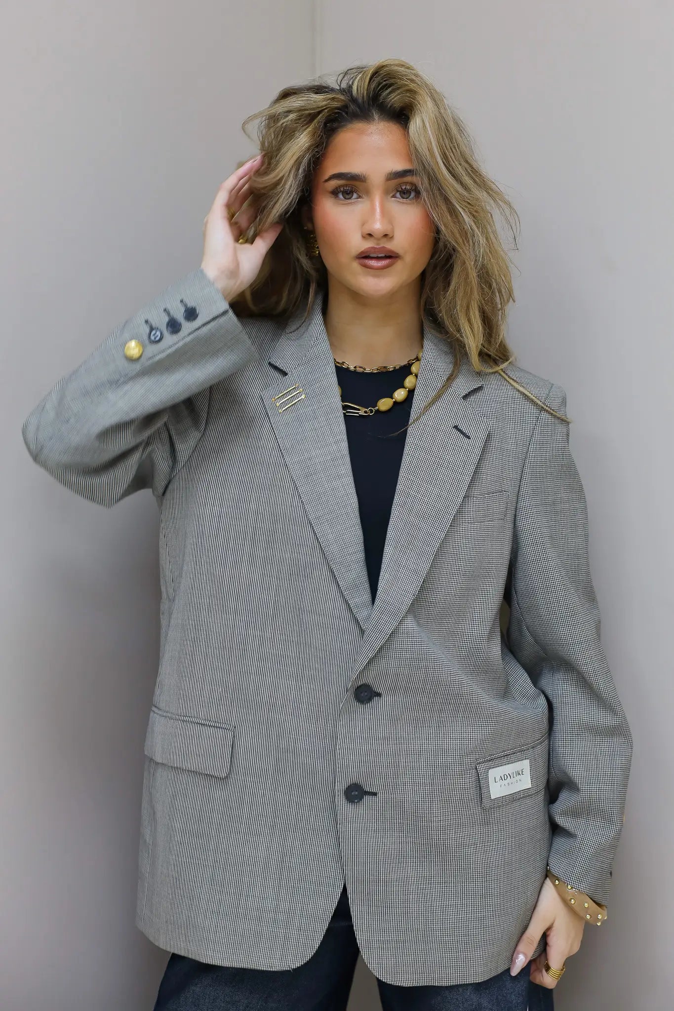 Licht grijze blazer dames casual gedragen