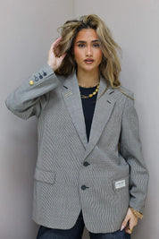 Licht grijze blazer dames casual gedragen