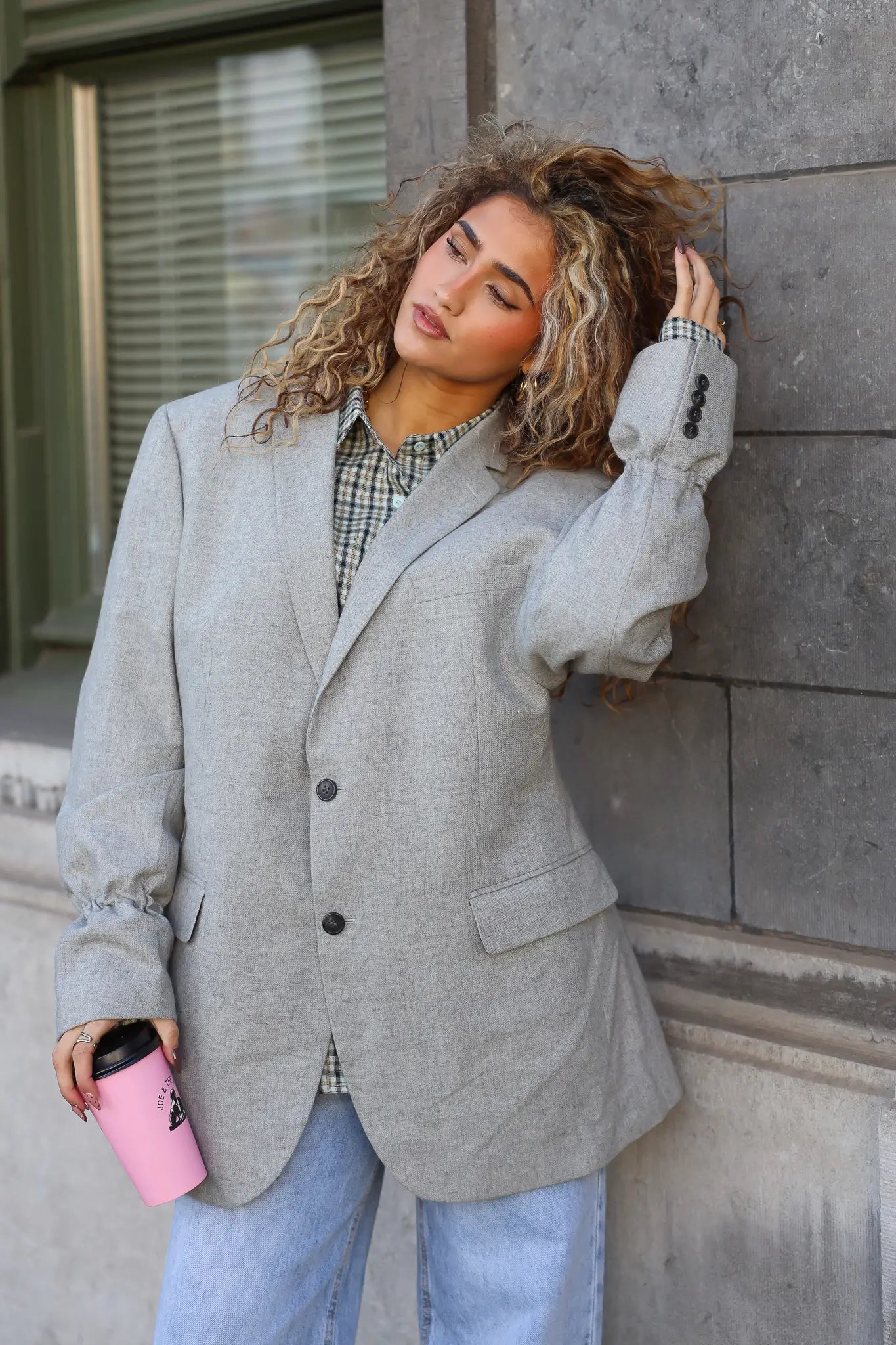 close up van stof en pasvorm van licht grijze blazer