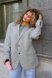 close up van stof en pasvorm van licht grijze blazer