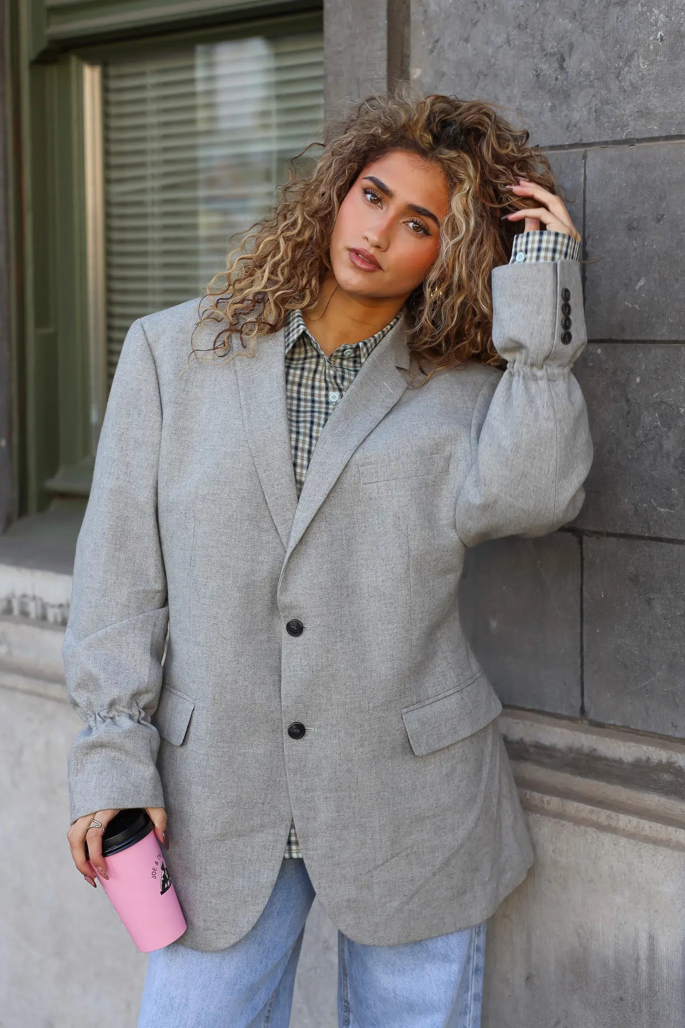 licht grijze vintage blazer dames in ontspannen houding