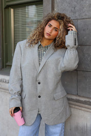 licht grijze vintage blazer dames in ontspannen houding