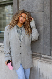 licht grijze reworked blazer dames met hand bij haar