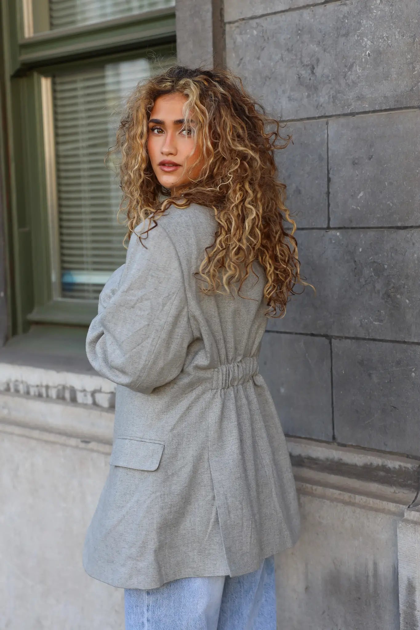 zijaanzicht van licht grijze blazer dames