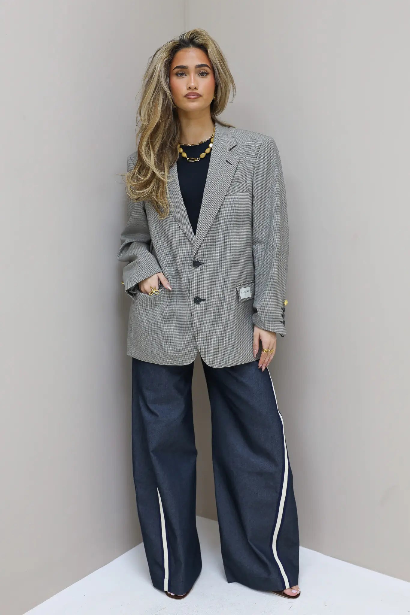 Licht grijze oversized blazer gecombineerd met wijde broek