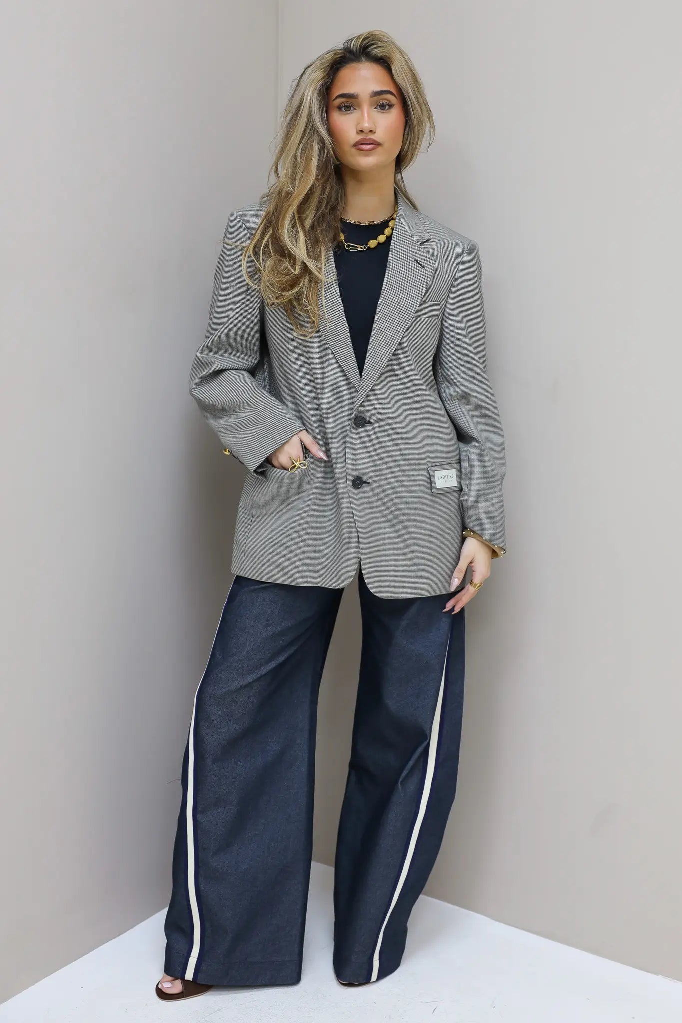Licht grijze oversized blazer met donkerblauwe broek