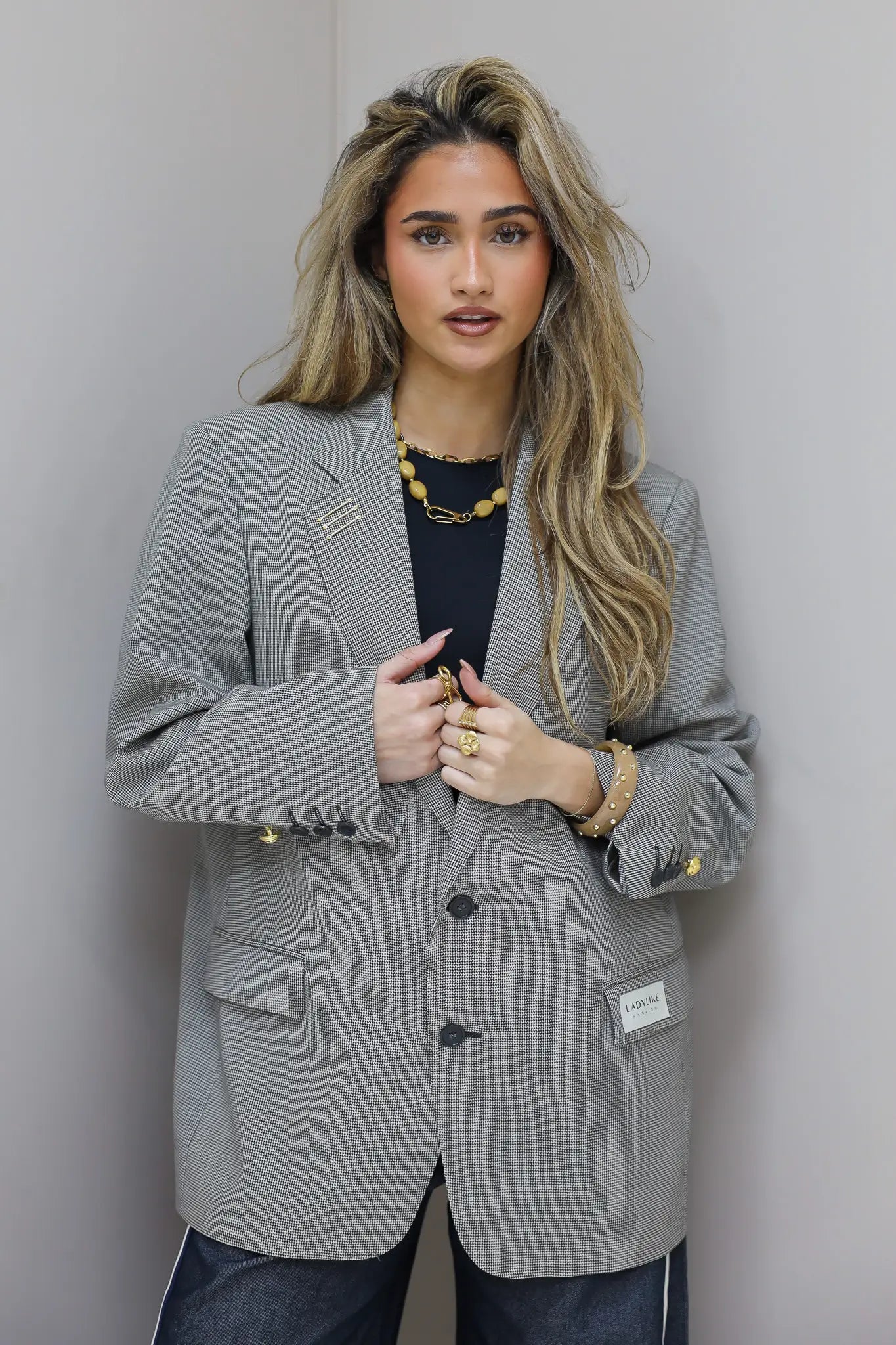 Licht grijze vintage heren blazer close-up voorkant gedragen