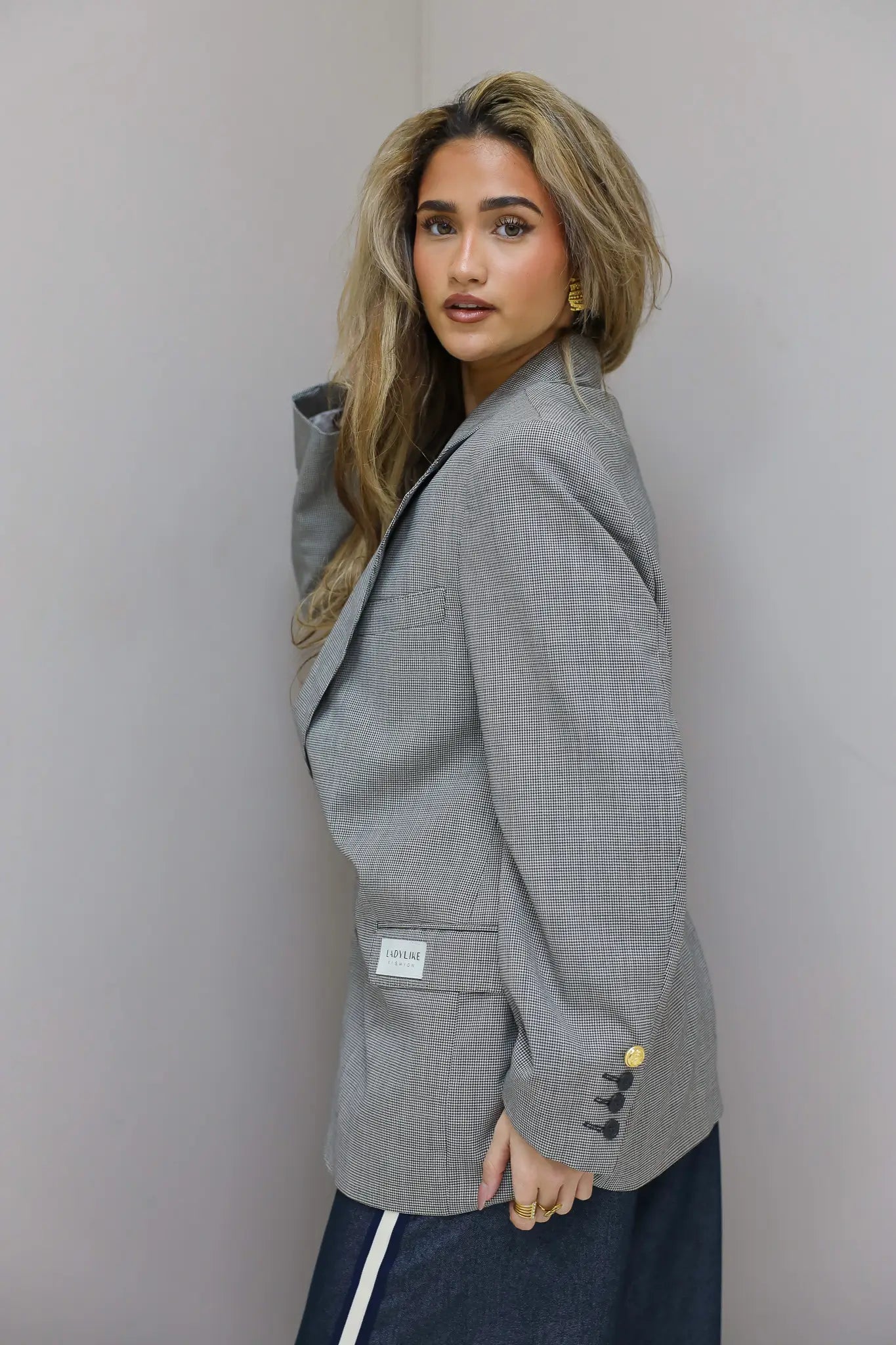 Zijaanzicht van licht grijze vintage blazer dames