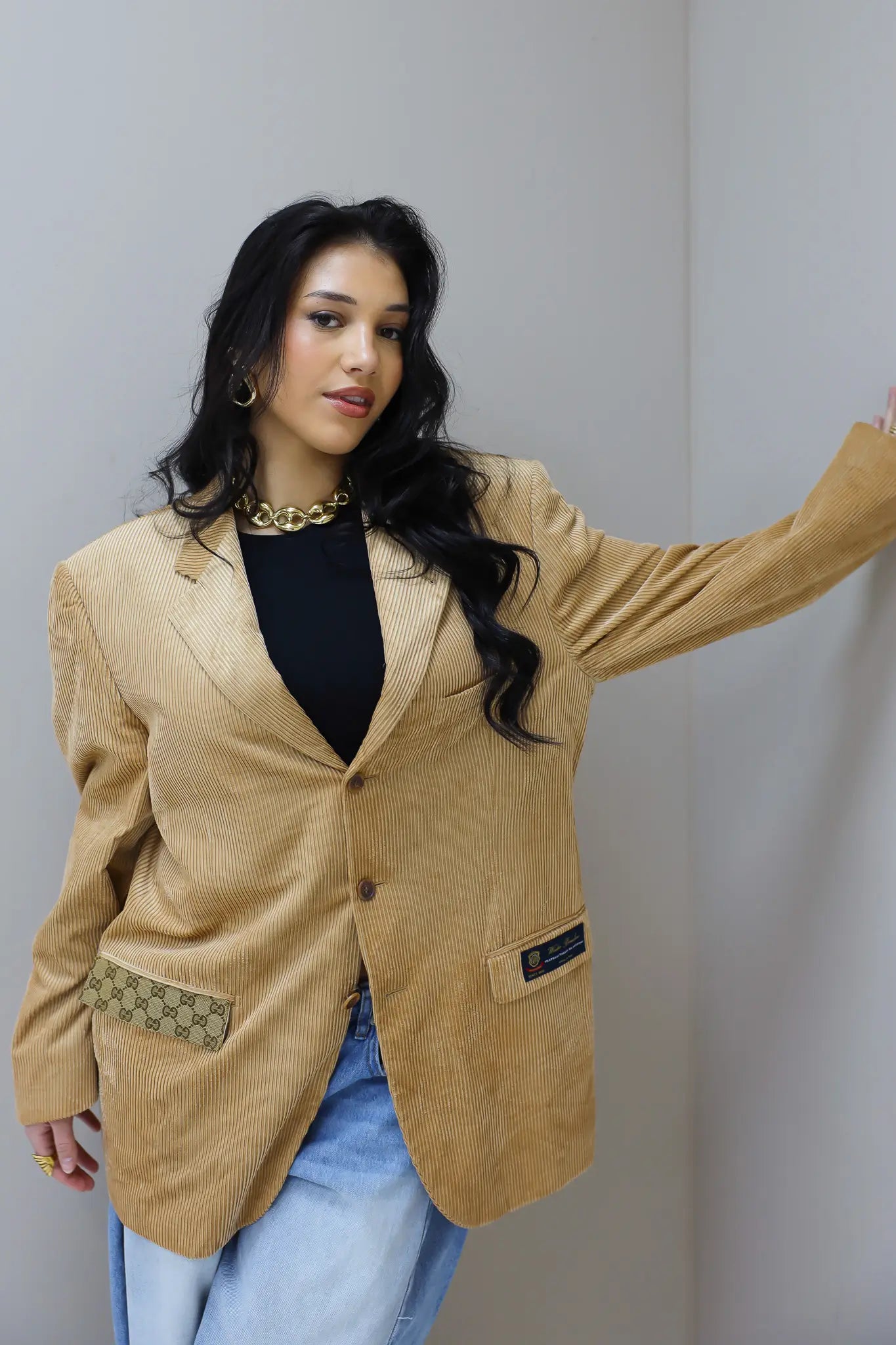 model draagt camel rib blazer voorkant