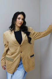 model draagt camel rib blazer voorkant