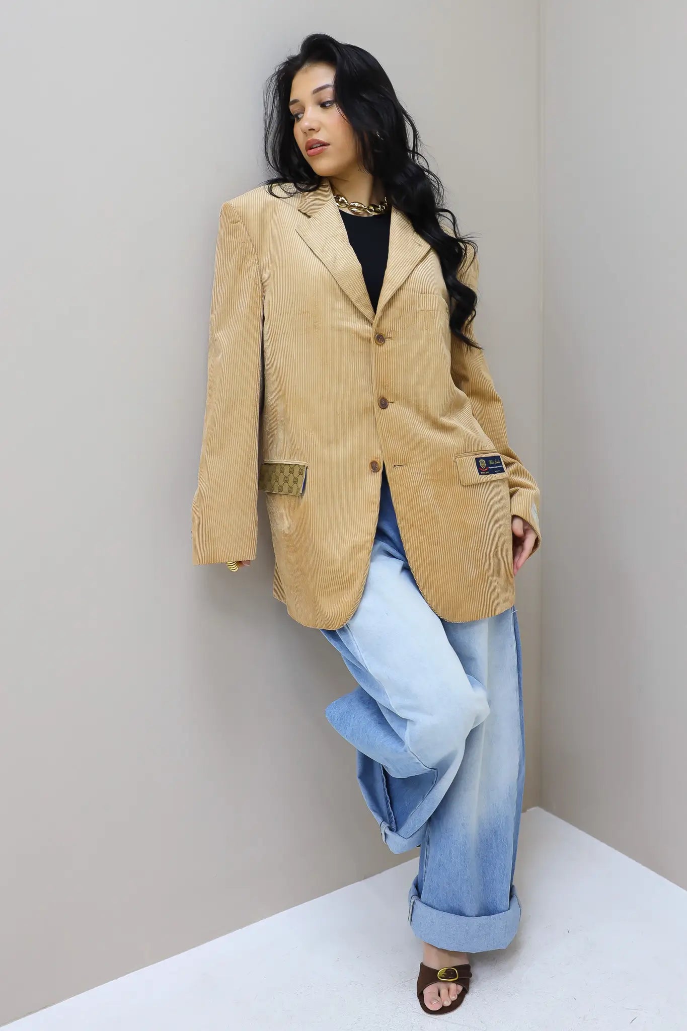 camel blazer gecombineerd met jeans staande pose