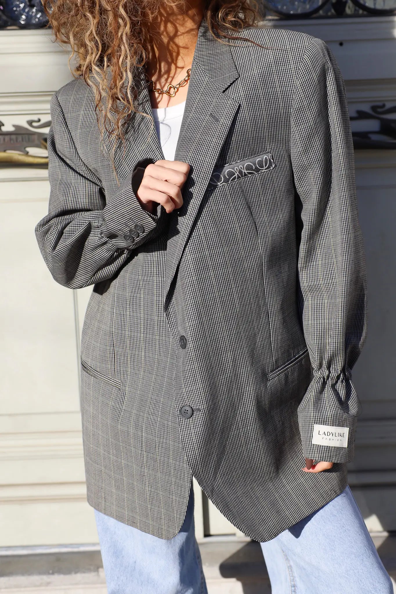 detail van ruitpatroon en stof van grijze blazer