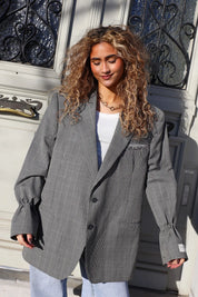 vintage heren blazer ruit grijs in ontspannen houding