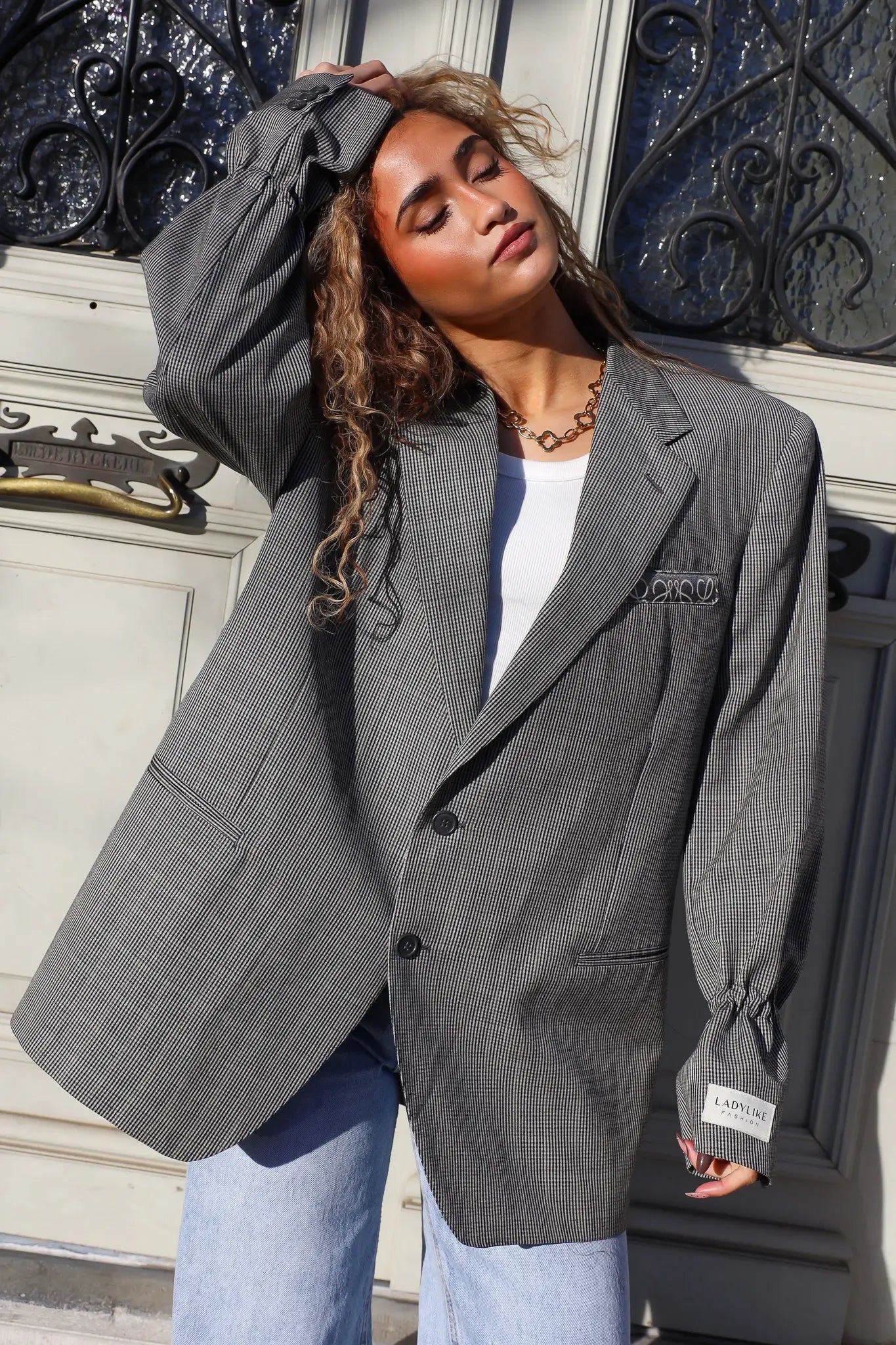 vintage heren blazer ruit grijs gedragen door model