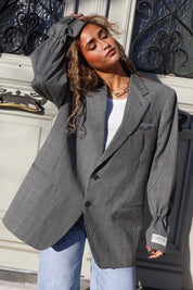 vintage heren blazer ruit grijs gedragen door model