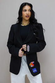 close up van race patches op zwarte blazer