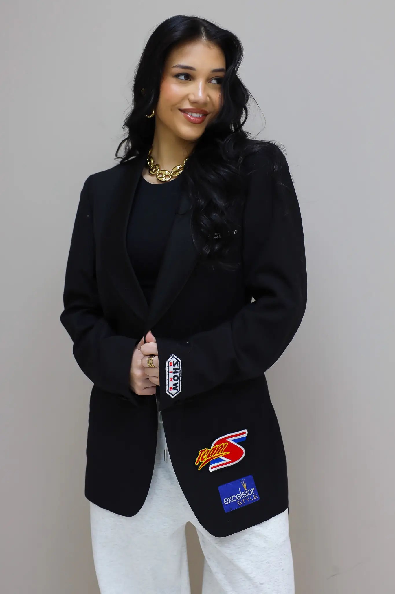 model draagt zwarte reworked blazer met patches voorkant